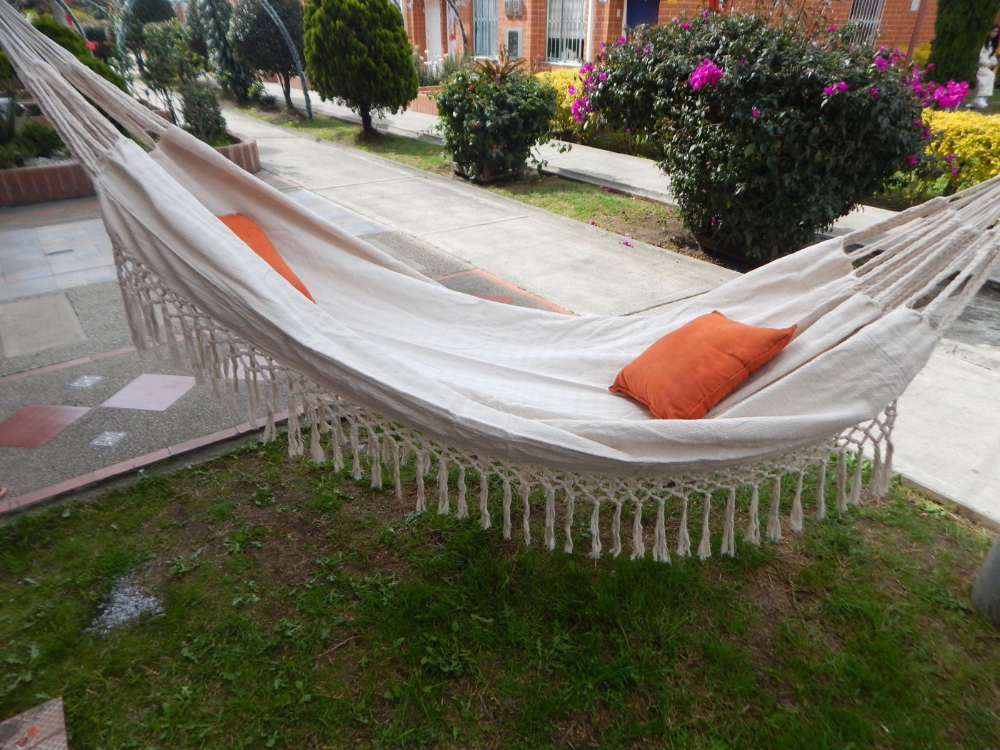 Hamaca Imperial con fleco en un jardín