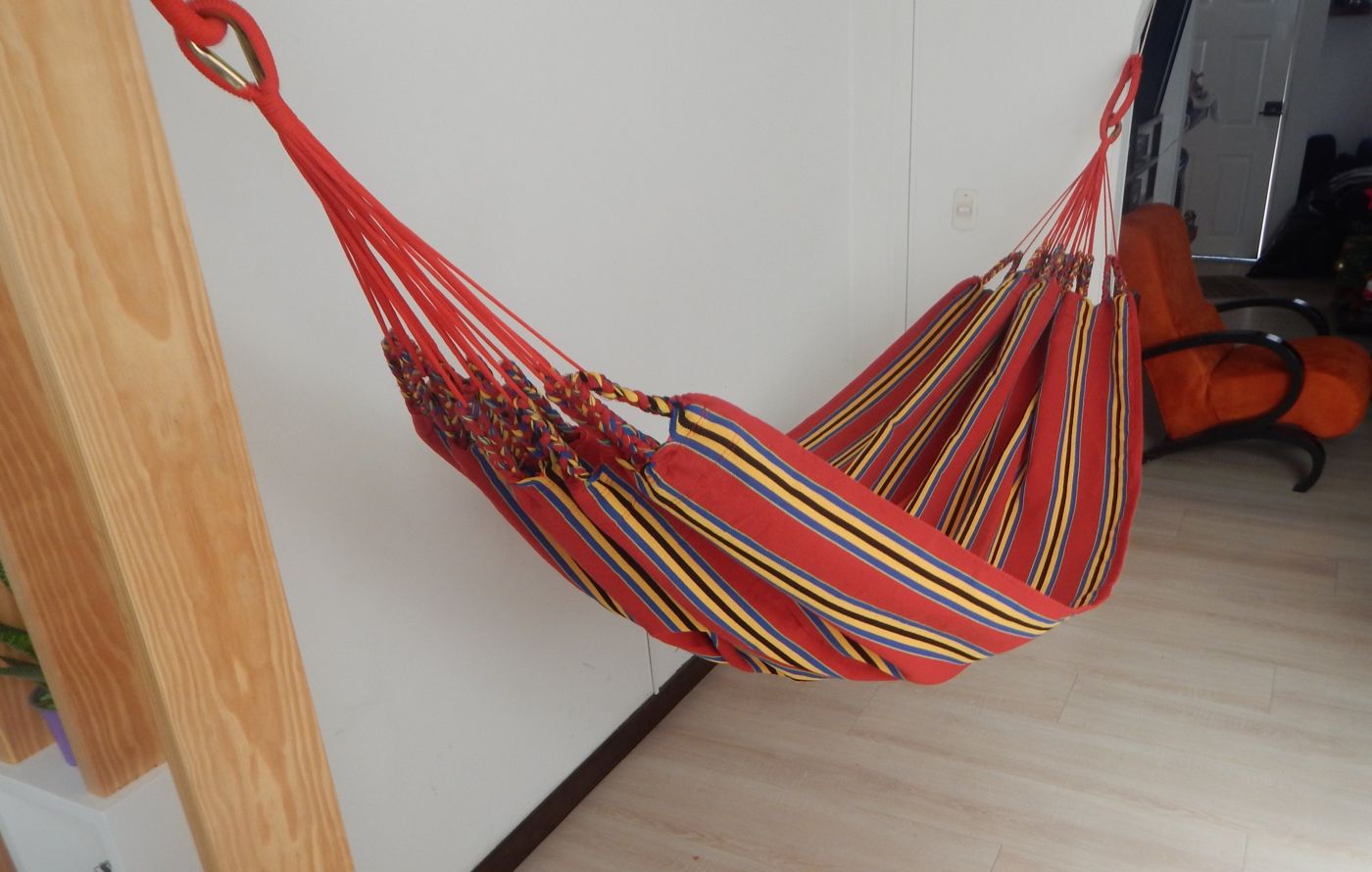 Hamaca roja colgada