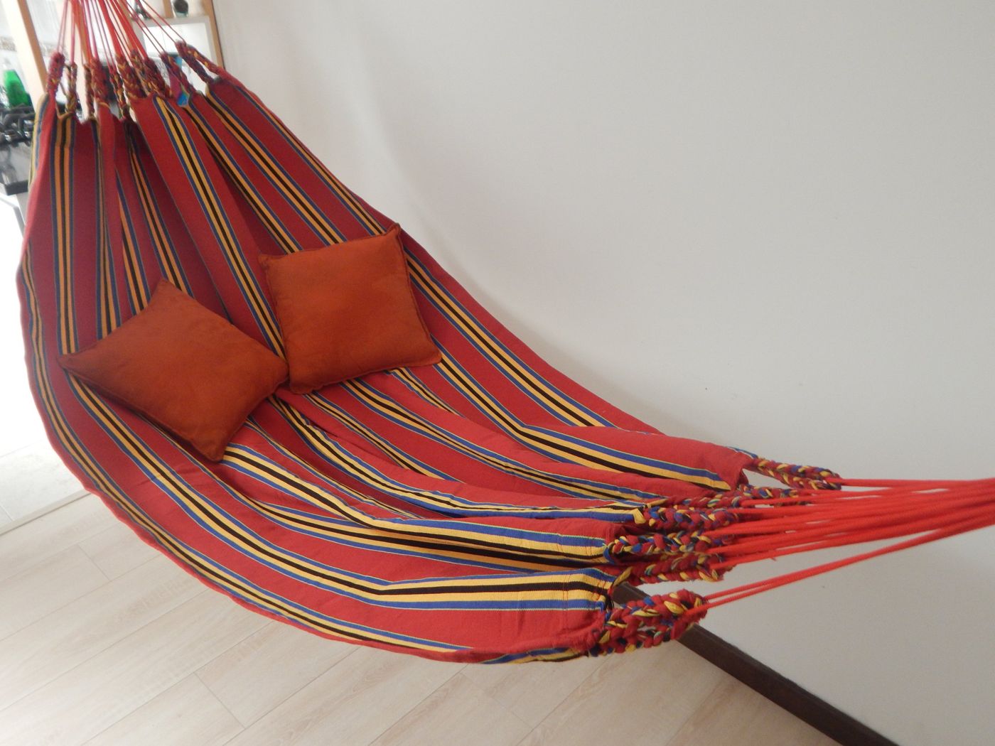 Hamaca roja con cojines
