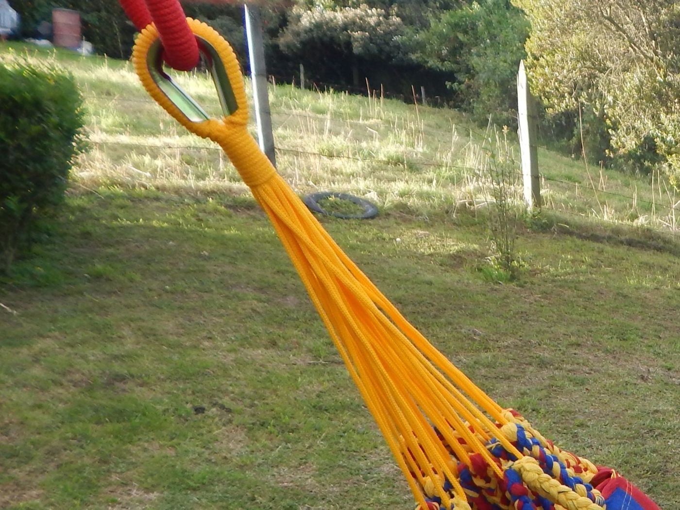 Detalle del herraje de la hamaca tricolor